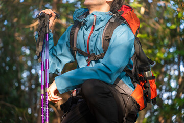 登山をする若い男性　スポーツイメージ