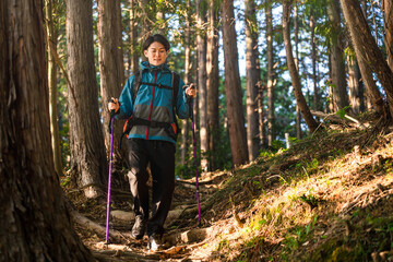 登山をする若い男性　スポーツイメージ