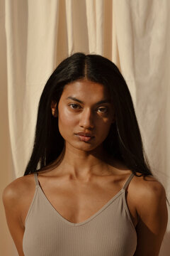 Refreshing and healthy skin - gold and warm light - dark eyes