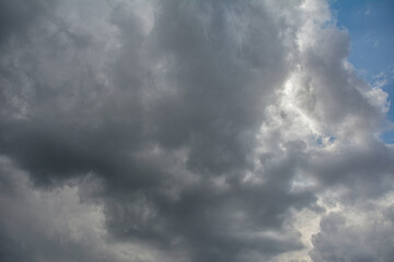 Clouds in the blue sky .