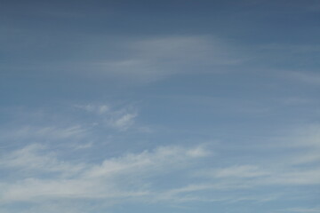 Reiner Himmel in schönem hellen Blau mit einigen Wolken in Form von Zieren, Cirrostratus
