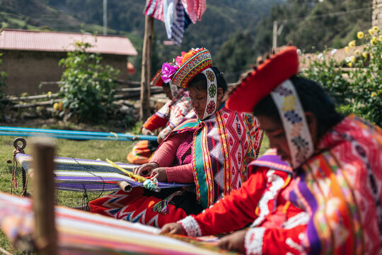 Peruvian women weavers