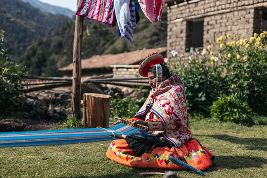 Peruvian weaver working in Peru