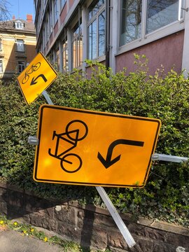 broken yellow road velo signs