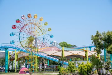 Photo sur Plexiglas Parc dattractions Parc d& 39 attractions avec grande roue