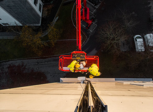 5G network maintenance, technicians work on a building using the lift