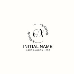 Obraz premium Initial letter OX handwriting with floral frame template