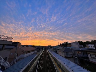 夏の夕焼けと線路