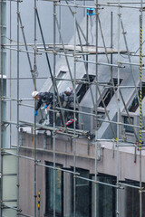 足場が組まれた工事現場