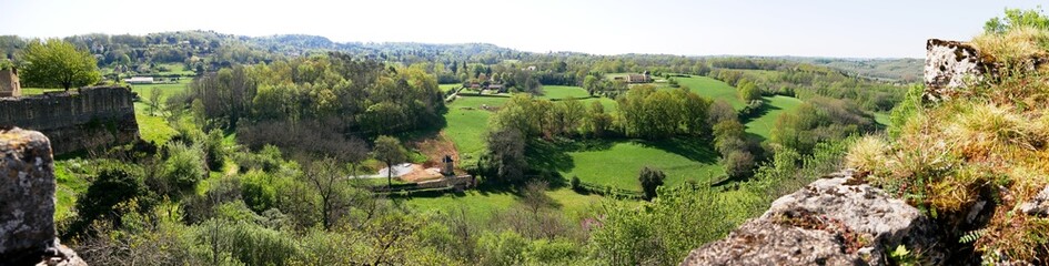 Photo panoramique du village médiéval et fortifié de Domme en Dordogne. Plus beau village de...