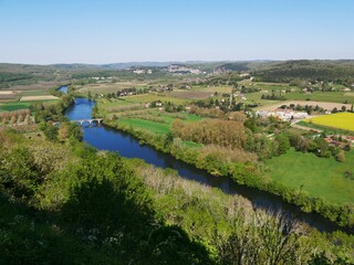 Fototapeta premium Rivière Dordogne vue du village médiéval et fortifié de Domme en Dordogne. Plus beau village de France en Périgord noir