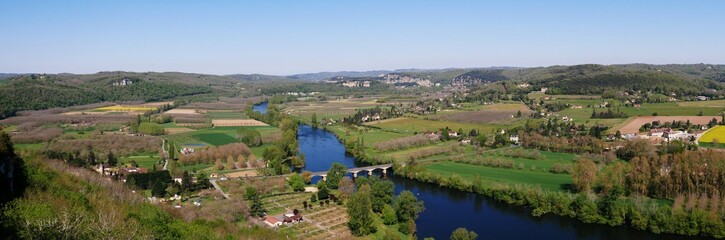 Photo panoramique de la rivière Dordogne vue du village médiéval et fortifié de Domme en...