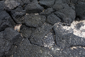 Zwietrzała czarna skała wulkaniczna