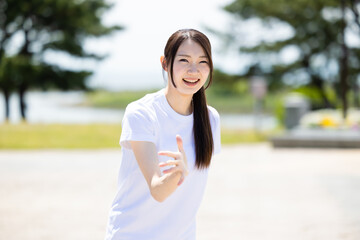 白いTシャツを着た日本人女性