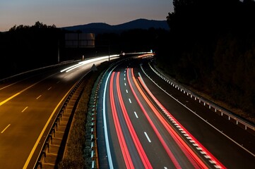 Luces de coche en carretera