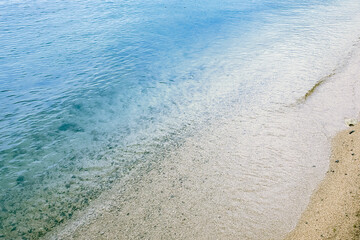 琵琶湖　砂浜で　湖西の美しく澄んだ水