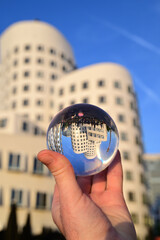 mit lensball fotografierter düsseldorfer medienhafen, nrw, deutschland