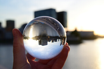  mit lensball fotografierter düsseldorfer medienhafen, nrw, deutschland