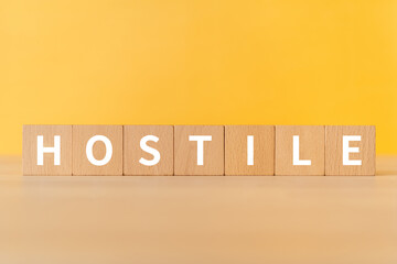 敵意・敵のイメージ｜「HOSTILE」と書かれた積み木