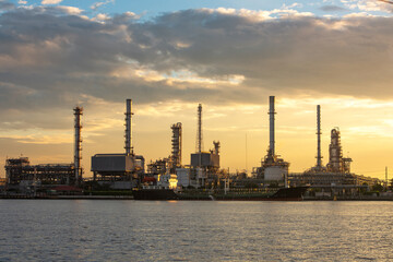Fototapeta na wymiar Oil refinery with port Loading oil into oil tankers Ships