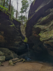 Obraz premium Gentle Waterfall Passing Through Rock Hollow