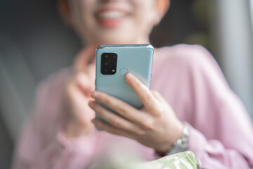 スマートフォンを楽しむ女性