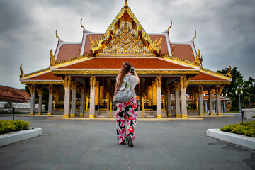 Turista fotografiando templo budista, en ciudad de Bangkok, Tailandia. Arquitectura asiática