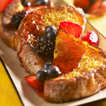 French toast with berries