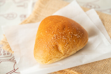 ケシの実がついた三角形のパン