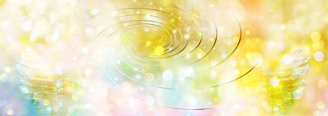 Banner goldene Spirale und funkelnde Engelsflügel in  dynamischem Feld regenbogenfarbenen Lichts, das in ewig fließender Energie liebevolle Veränderung und Entwicklung symbolisiert - obrazy, fototapety, plakaty