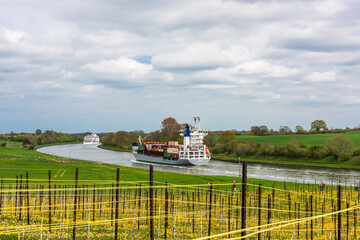Nord-Ostsee-Kanal ein Kreuzfahrtschiff passiert in Richtung Kieler Schleuse gefolgt von einem...