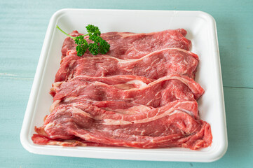 パック入り薄切り牛肩ロース肉