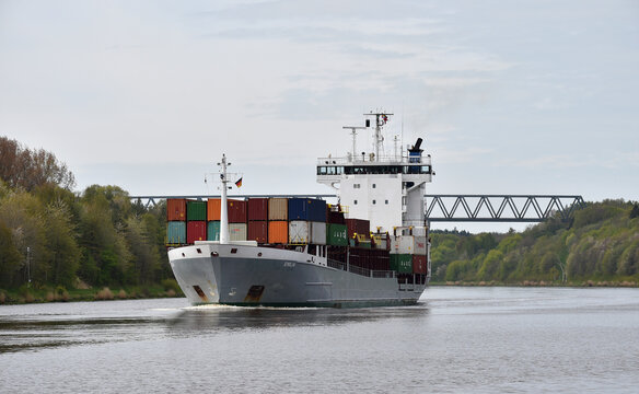 Containerschiff Emilia im Nord-Ostsee-Kanal 