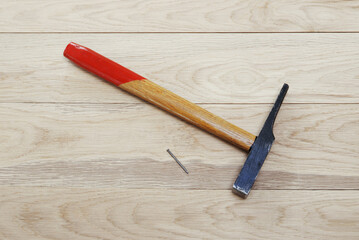 Bricolage - marteau et clou sur planches de bois