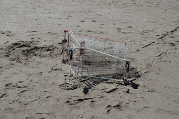 Caddie échoué - chariot de supermarché sur la plage