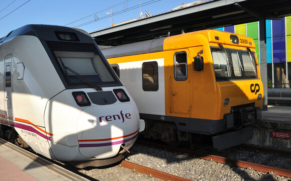 Dois comboios de pa&iacute;ses diferentes parados na esta&ccedil;&atilde;o de Vigo em Espanha um espanhol da Renfe e outro portugu&ecirc;s da CP 