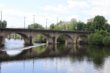 Fototapeta na wymiar Le pont Saint Martial, pont en pierre sur la rivière Vienne, ville de Limoges, département de la Haute Vienne, France