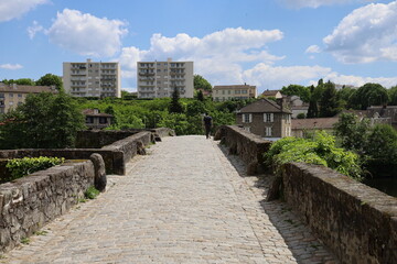 Le pont Saint Martial, pont en pierre sur la rivière Vienne, ville de Limoges, département de la Haute Vienne, France