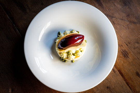 Cremedessert mit Cassis Sorbet