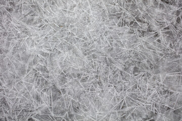 겨우내 얼었다 녹았다 다져진 기하학적 무늬의 얼음