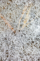 겨우내 얼었다 녹았다 다져진 기하학적 무늬의 얼음