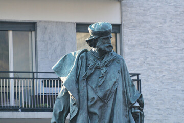 La statua di Giuseppe Garibaldi a Como, Italia.