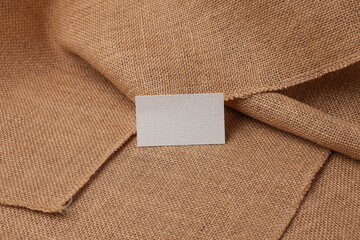 Tarjetas de papel con textura sobre tejido con fibras naturales
