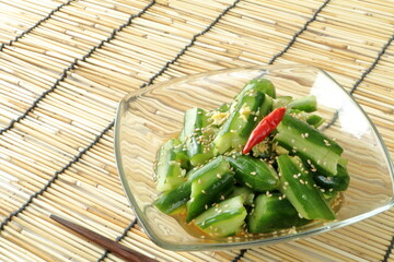 美味しそうな田舎のきゅうり漬け（日本の夏の風物詩）