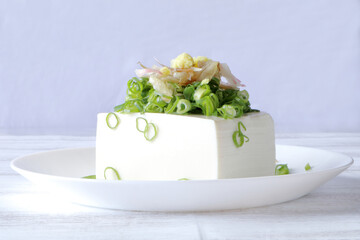 薬味たっぷりダイエットヘルシー冷奴（日本の伝統大豆食品豆腐）