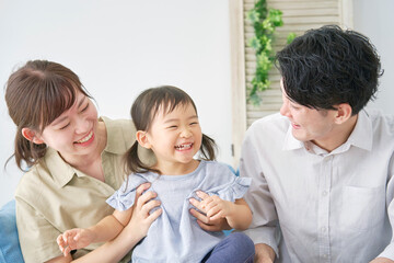 両親と娘　ポートレート　リビング