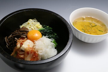 美味しそうな石焼ビビンバ（伝統の韓国料理）