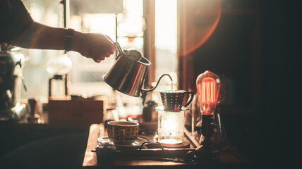 夕日の光が幻想的な雰囲気の中淹れるコーヒー