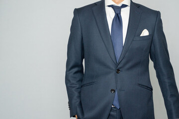 紺色のスーツを着たビジネスマン