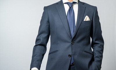 紺色のスーツを着たビジネスマン